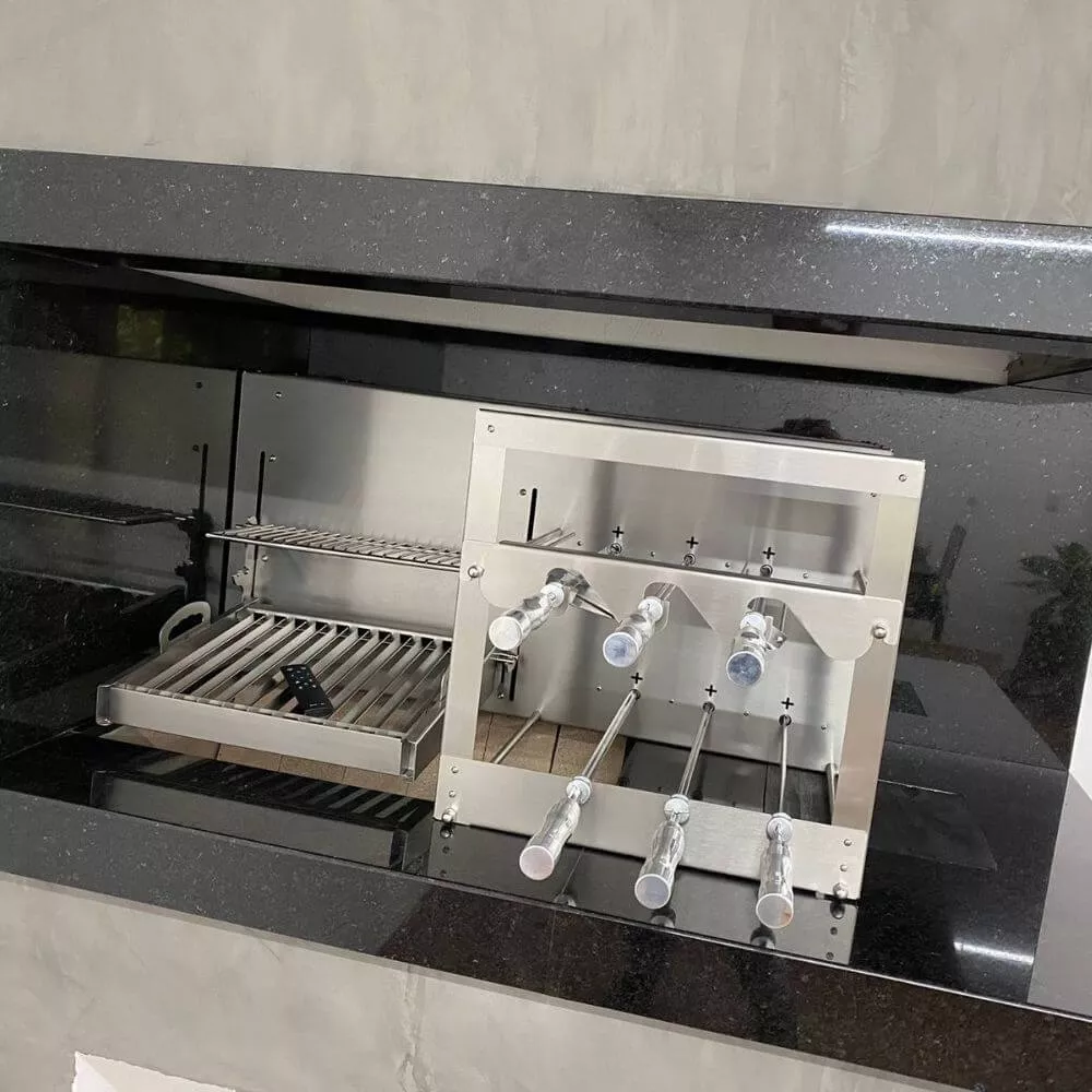 Churrasqueira com espetos giratórios e controle remoto