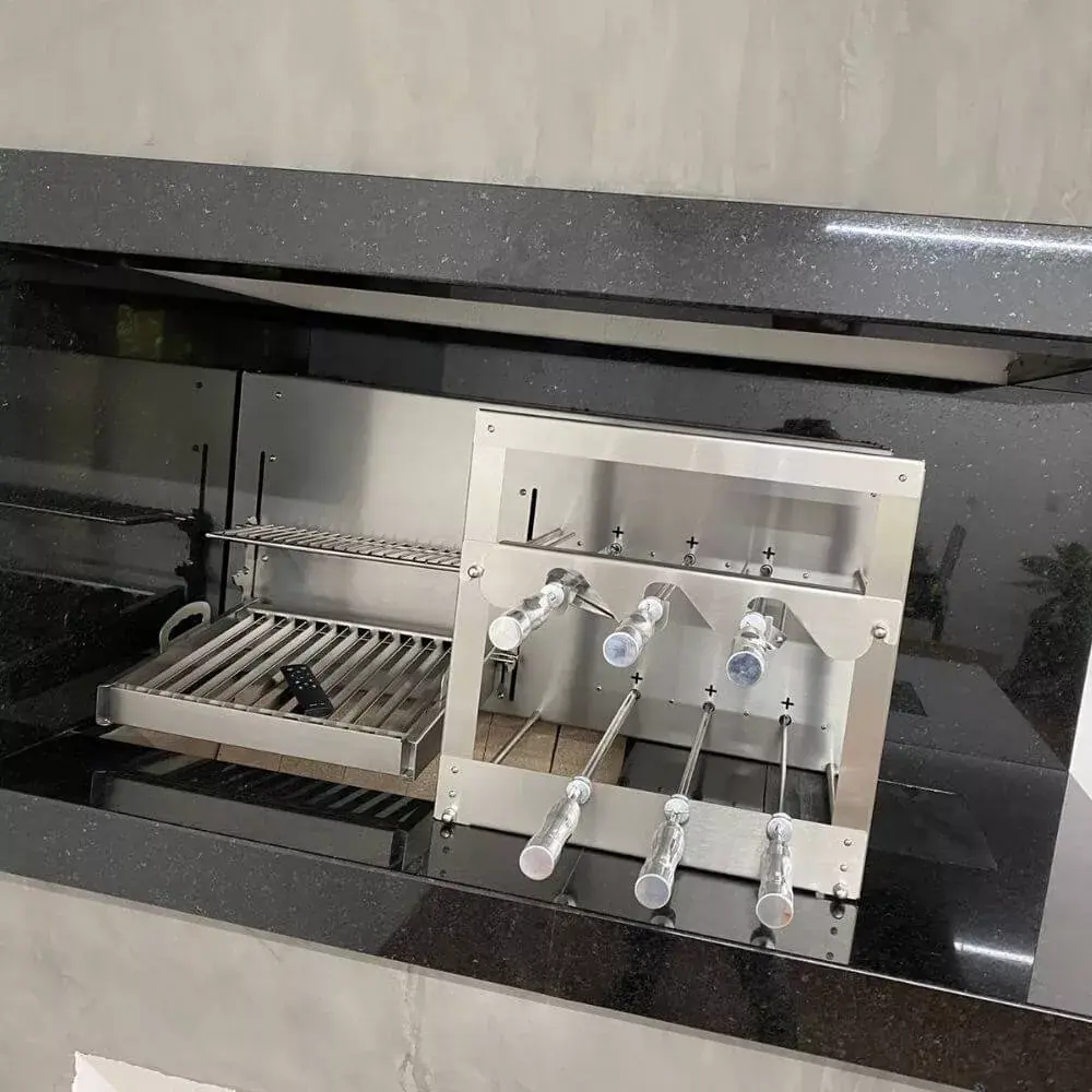 Churrasqueira com espetos giratórios e controle remoto