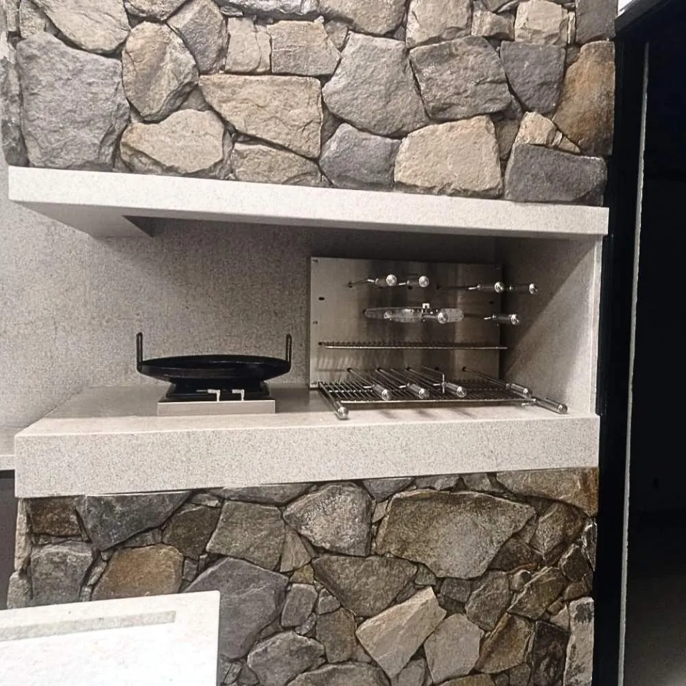 Churrasqueira giratória com espetos suspensos