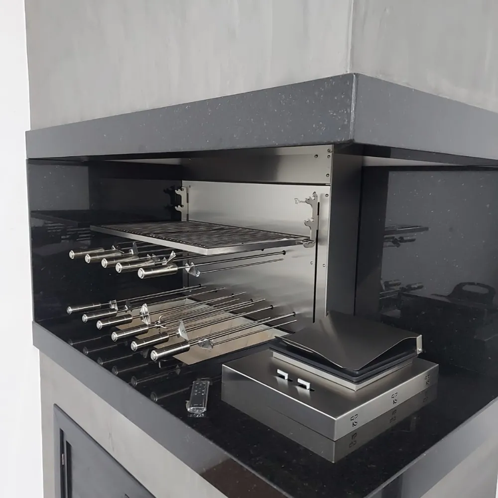 Churrasqueira em uso na área gourmet