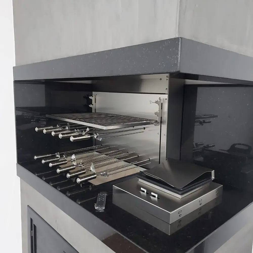 Churrasqueira em uso na área gourmet